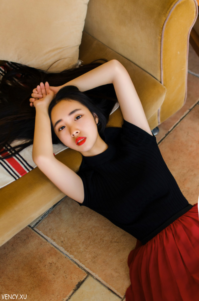 长发女子小清新甜美图  第2张