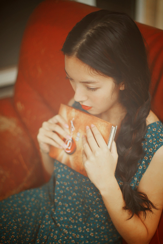 碎花长裙的红唇女孩唯美图  第7张