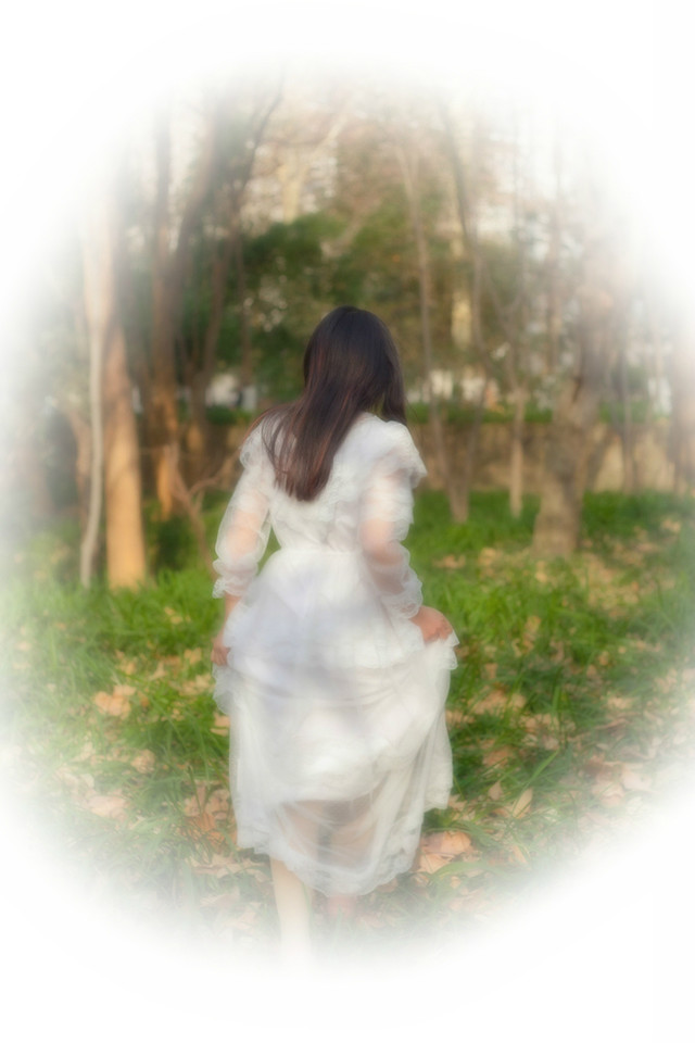 草莓姑娘森林清纯图  第2张