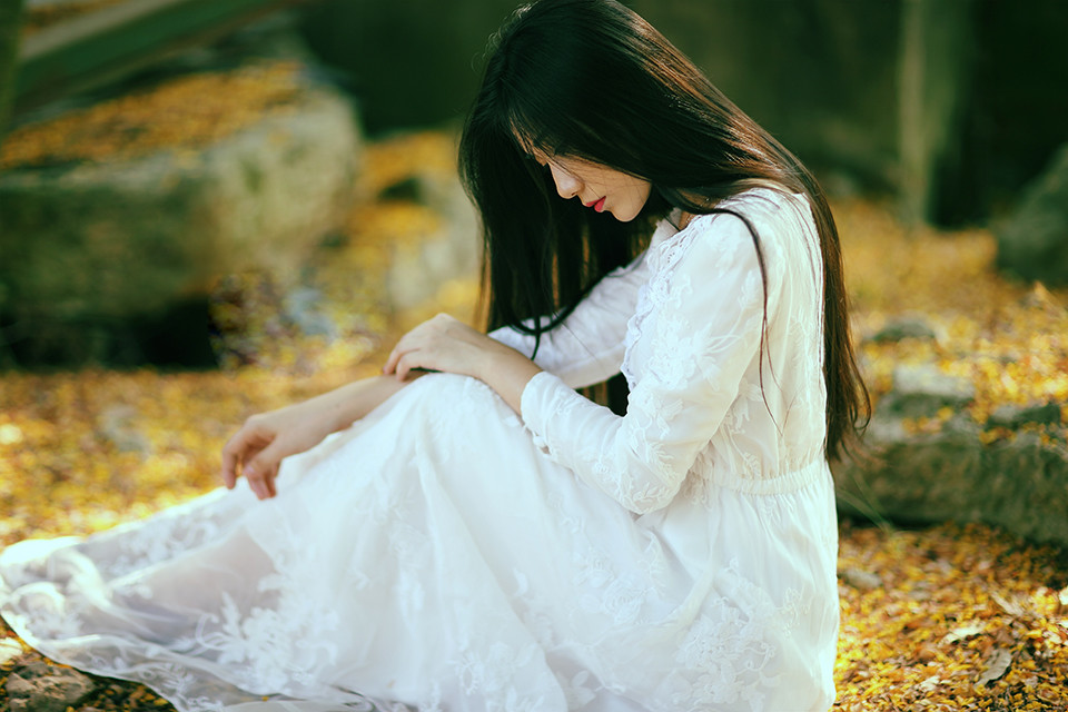 长裙女子户外思绪  第17张