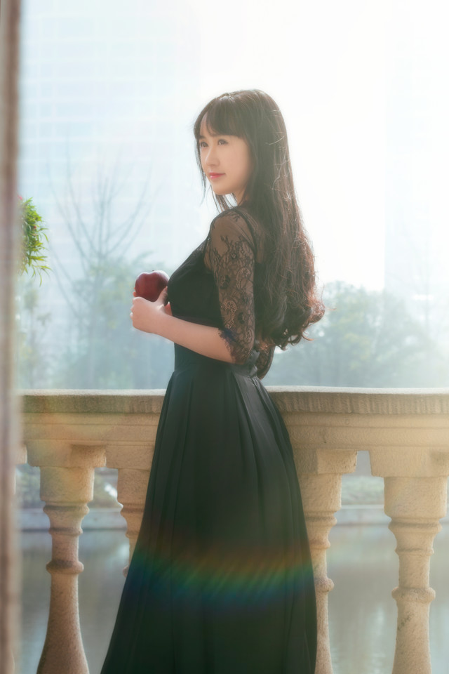 黑裙美女游园清纯写真  第2张