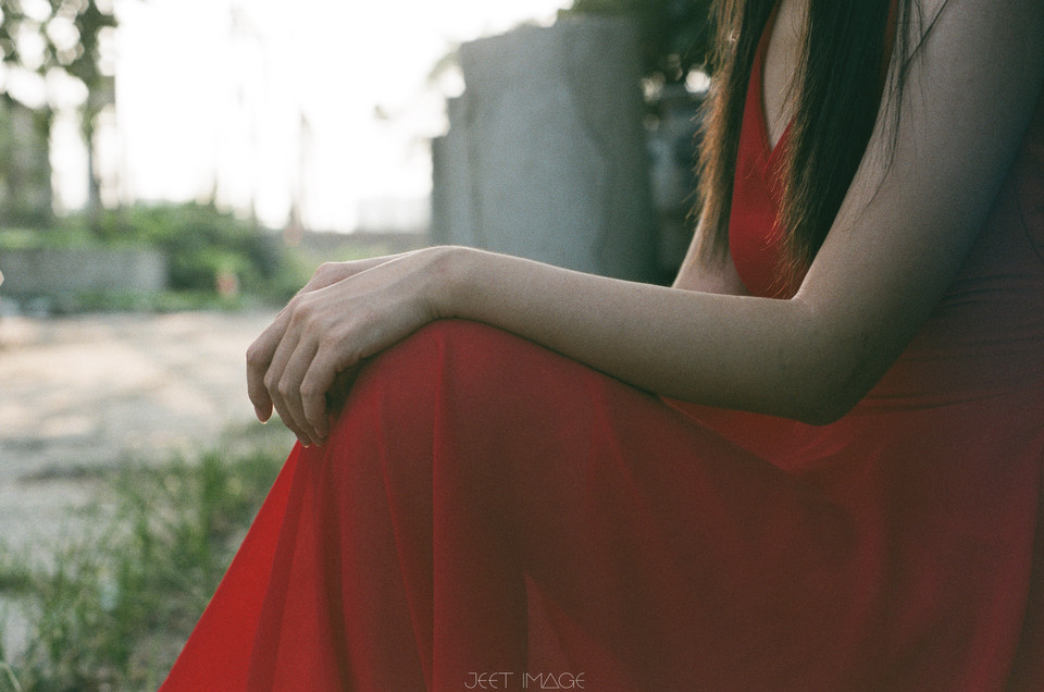 红裙女子白皙肌肤迷人写真  第1张