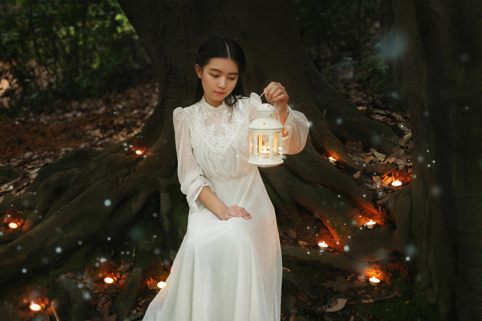 树下美女夜晚灯光点点  第11张