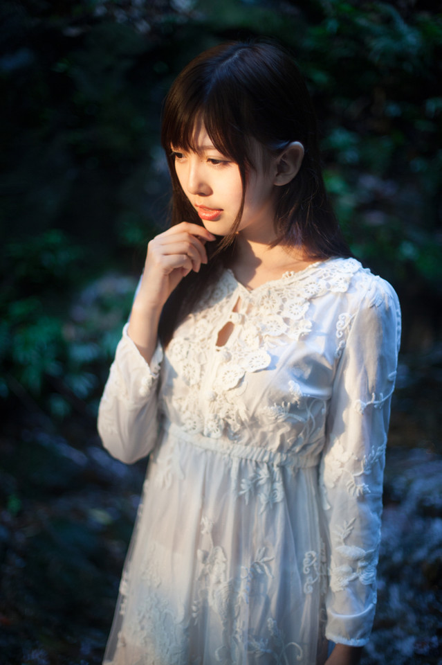 夜晚森林出现的纯白少女  第8张