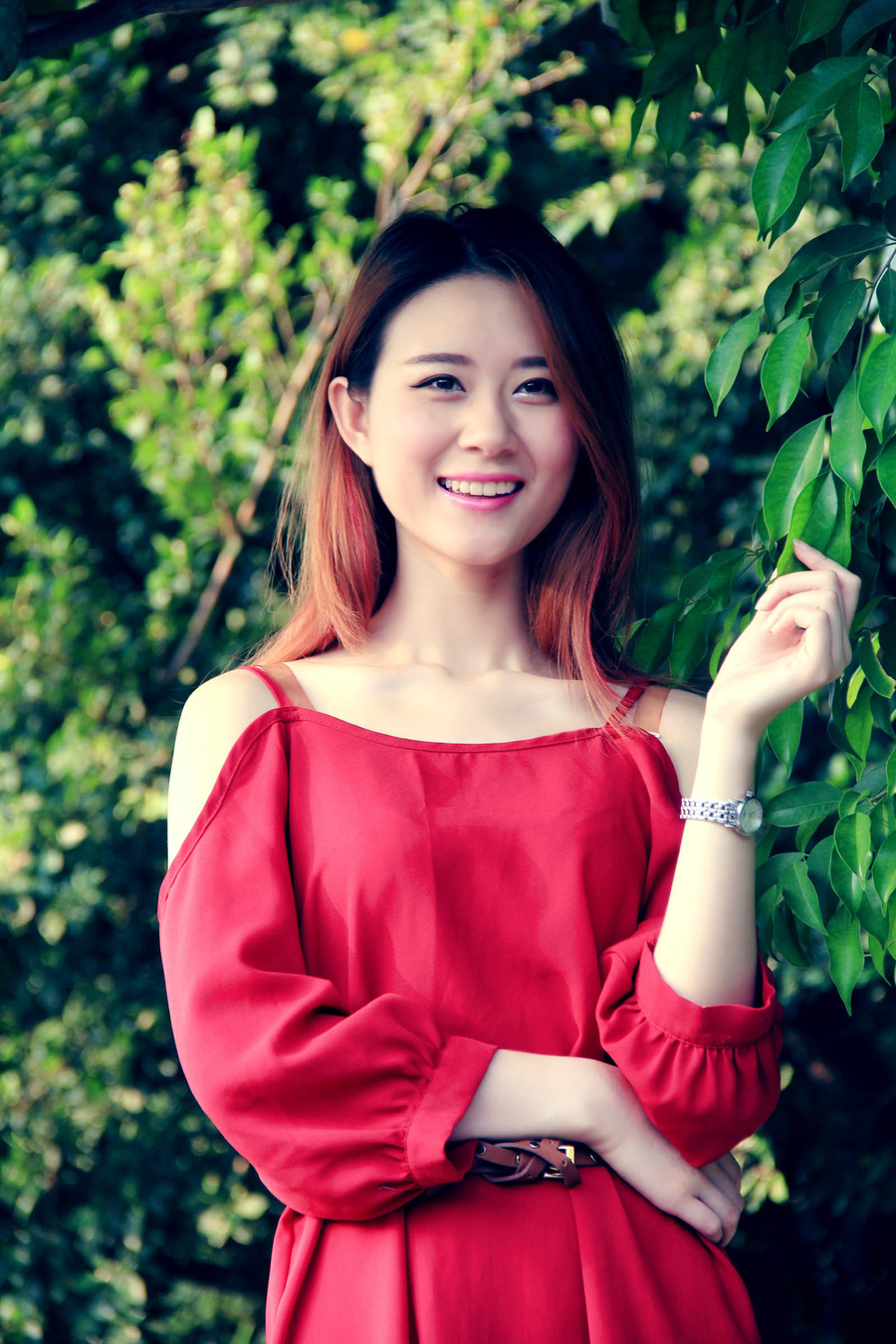 红裙女子花丛靓丽图  第3张