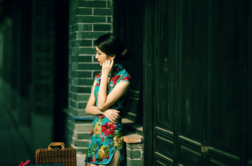 旗袍美女甜美艺术照  第1张