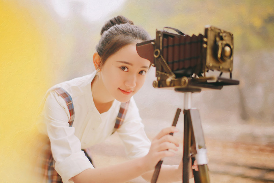 秋日的清纯女子铁轨图  第2张