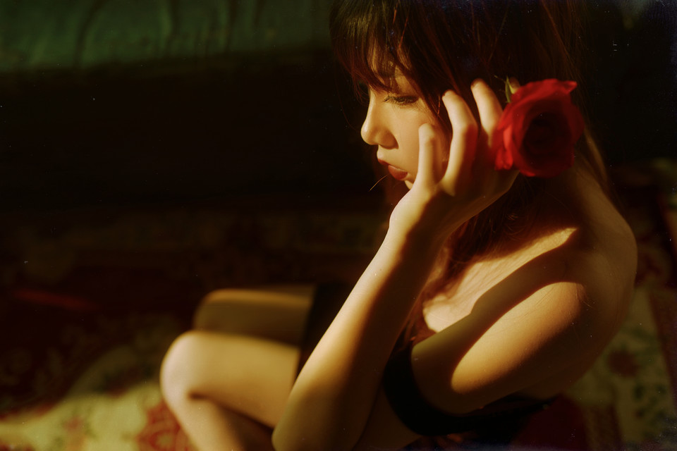 私房女子光影与身体的交融  第1张