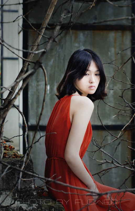 废弃建筑的吊带长裙的短发女子  第3张