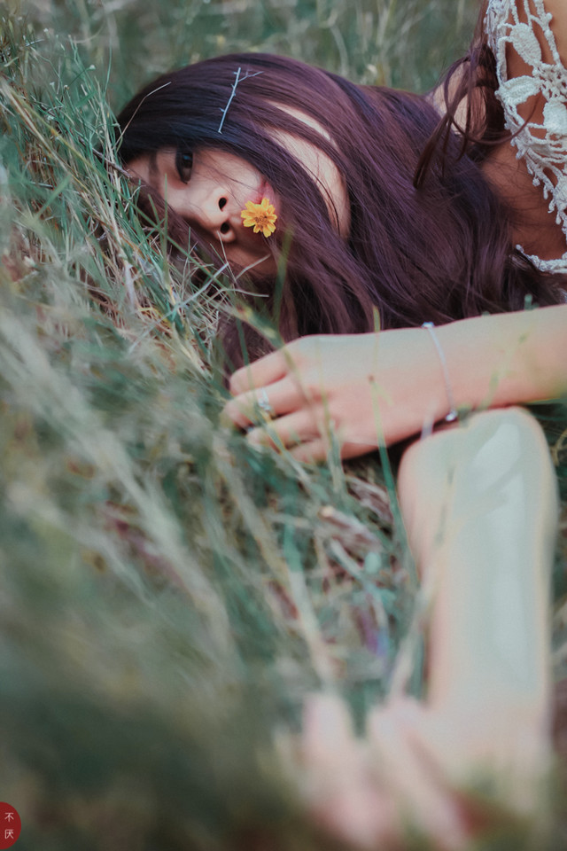 草地上白裙唯美少女图  第3张