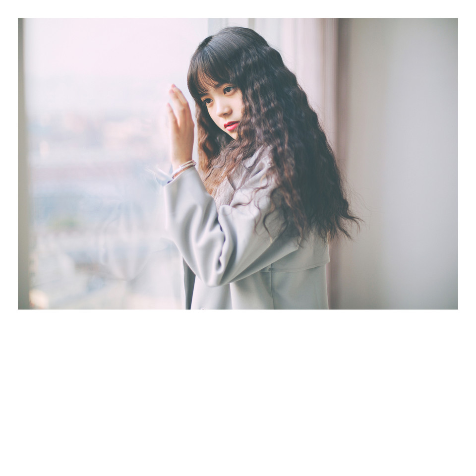 卷发女子私房清纯图  第4张