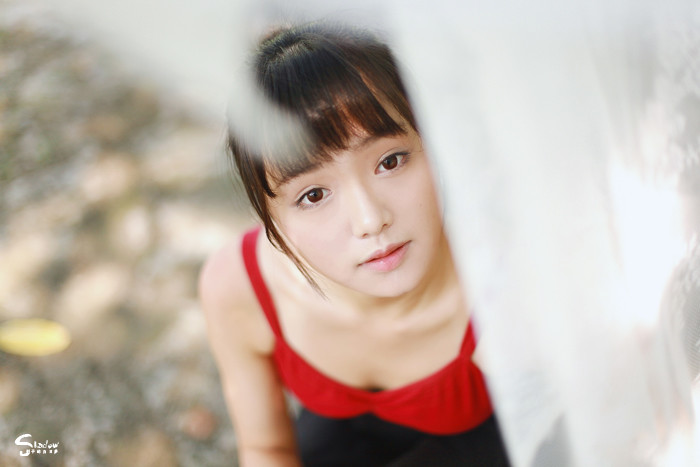 跳舞姑娘草地上的迷人舞姿  第2张