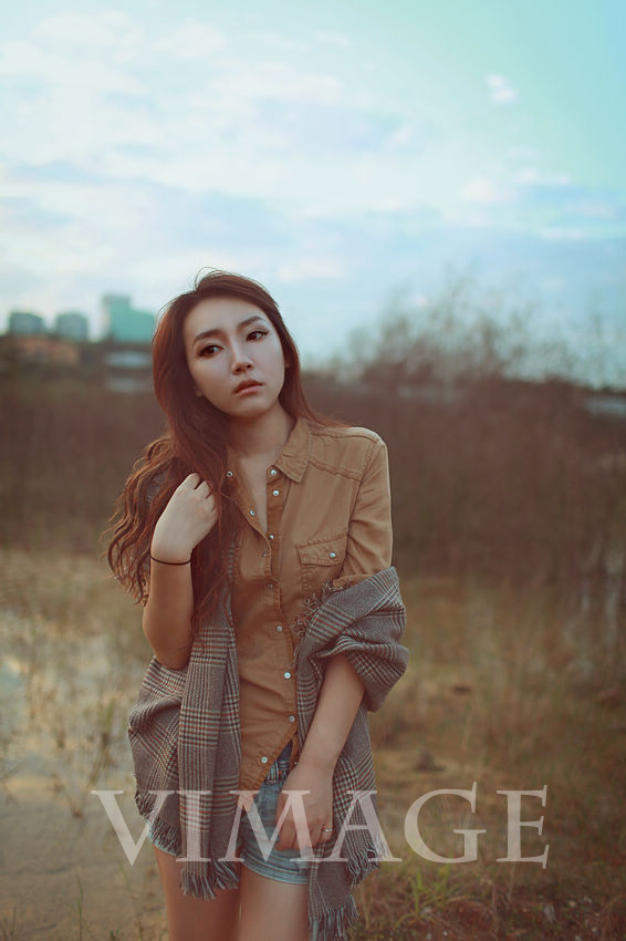 清纯长发美女户外写真  第4张