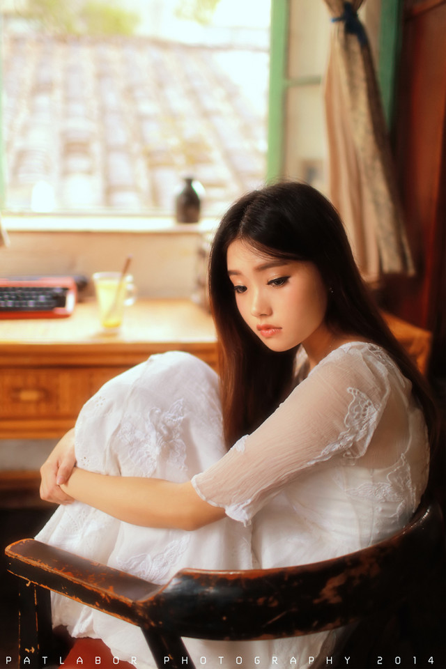 清纯白裙美女在等待  第4张