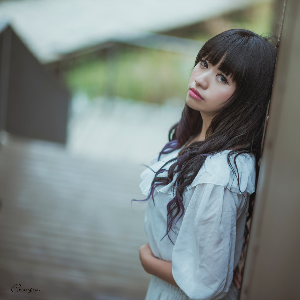 白裙美女在公园仰望  第3张