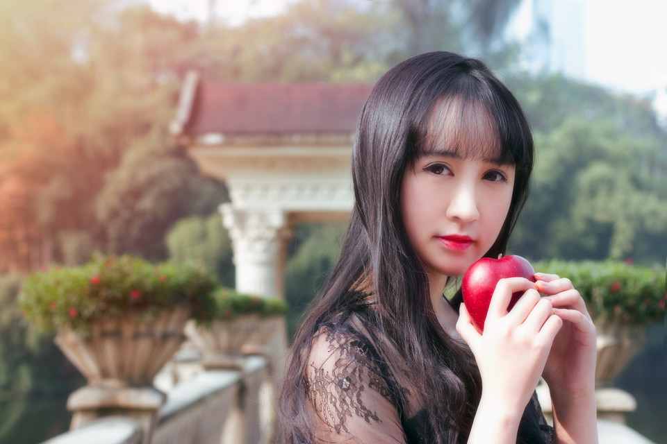 黑裙美女游园清纯写真  第3张