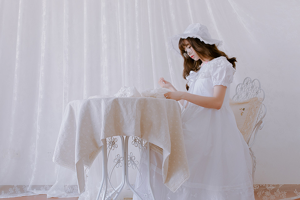 纯白私房的白裙卷发女子  第6张