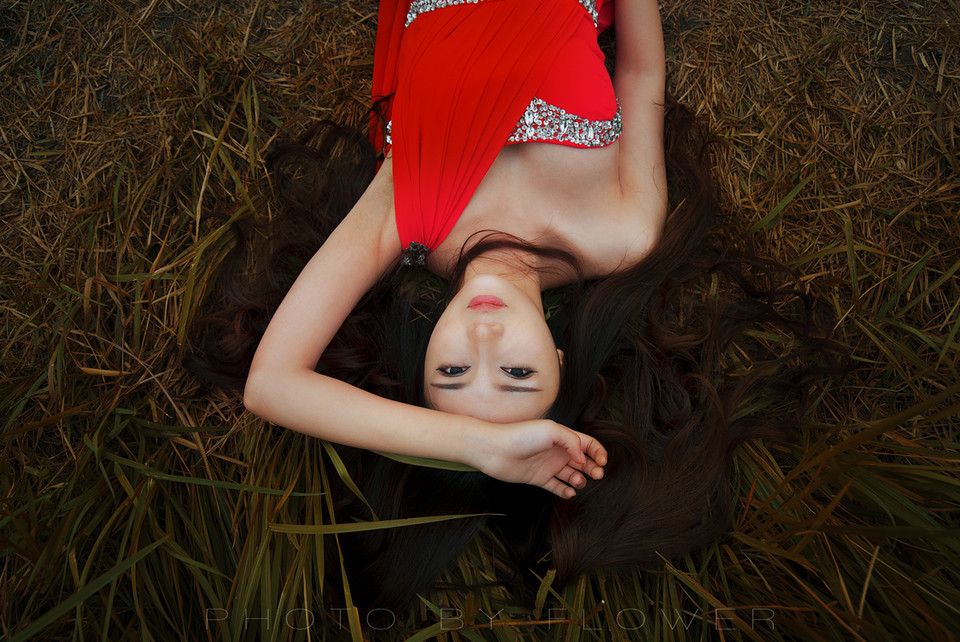 草地上红裙亮眼美女  第8张