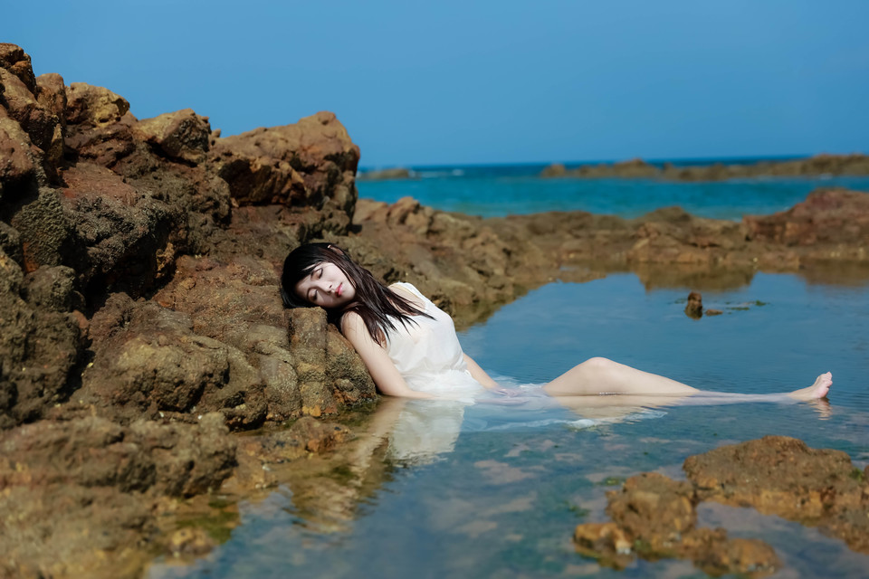 白裙美女搁浅在水中  第9张