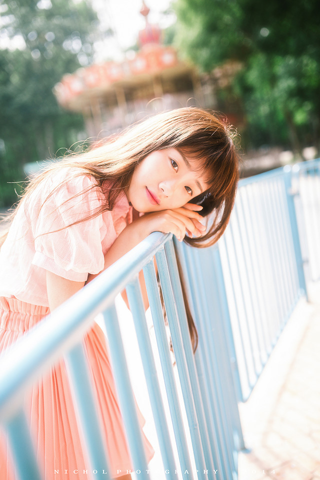 游乐场的长裙女子俏皮写真  第5张