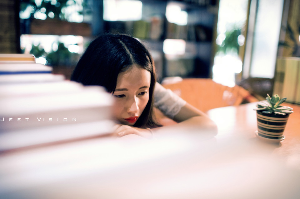 安静女子的红唇图片  第3张