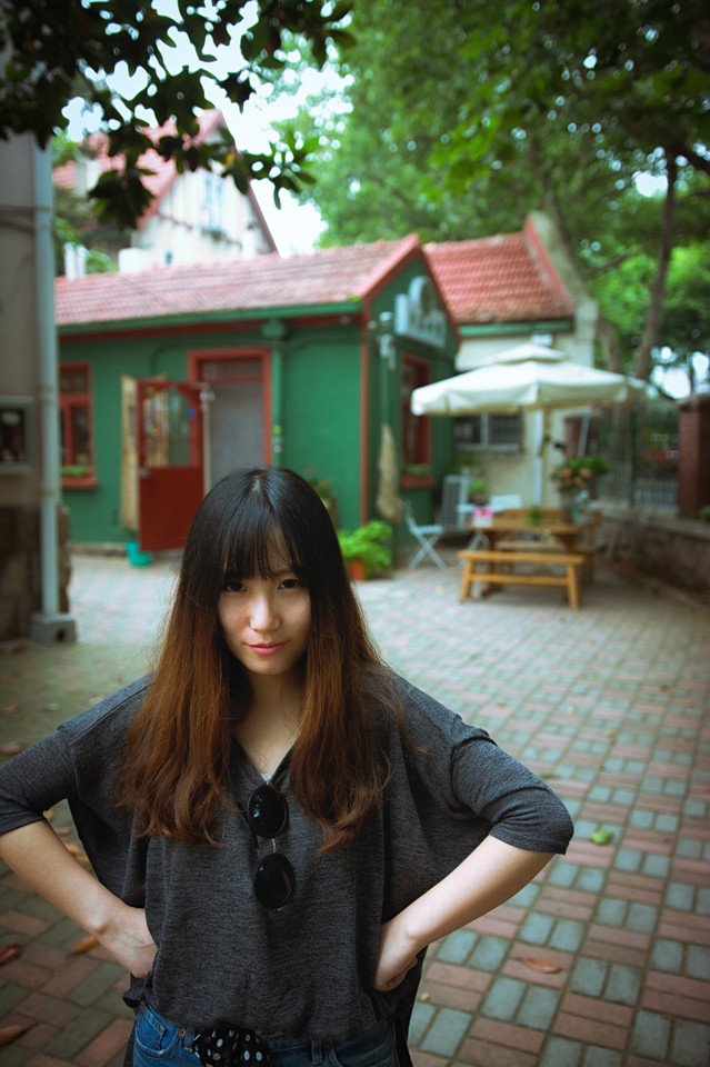 夏日俏皮女子的甜美笑容  第3张