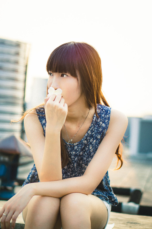 碎花长裙美女在天台清纯照  第5张