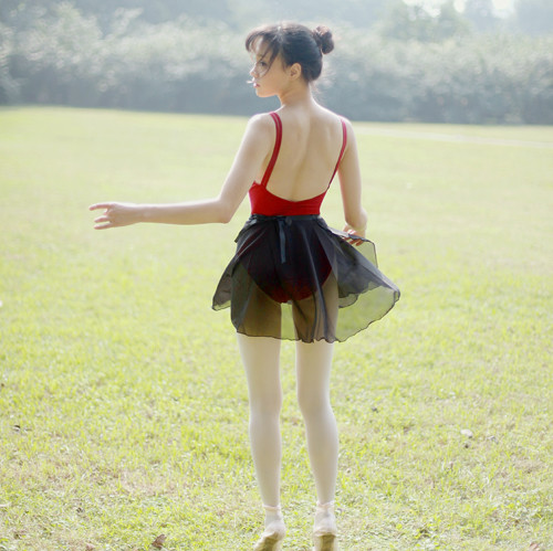 跳舞姑娘草地上的迷人舞姿  第5张