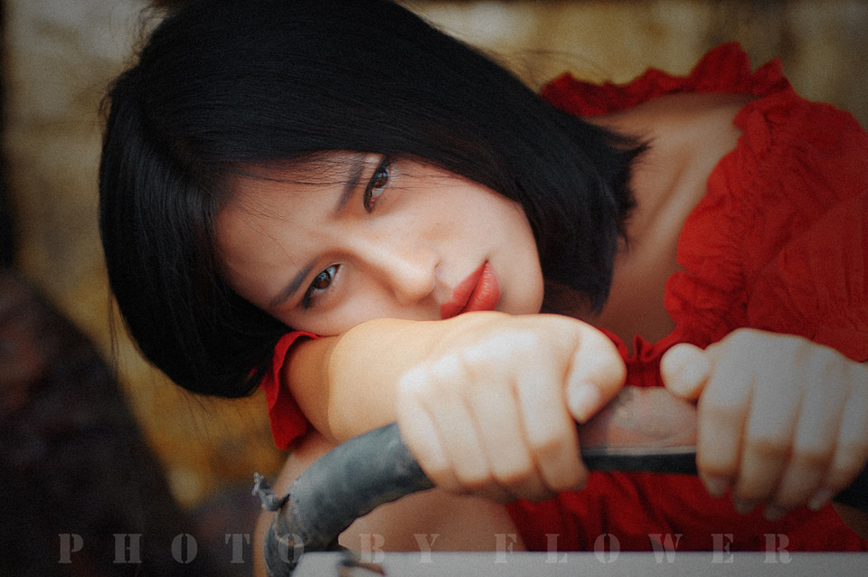 短发女子随风飘逸的红裙  第11张