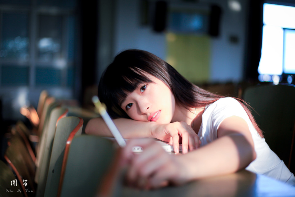 教室内的清晨长发美女  第3张