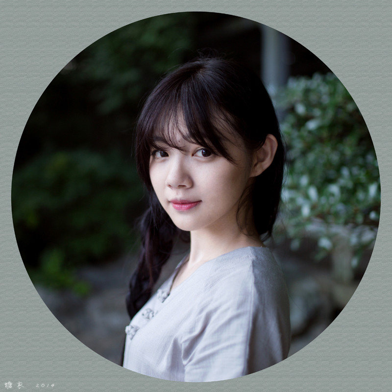 花园长裙飘飘美女  第1张