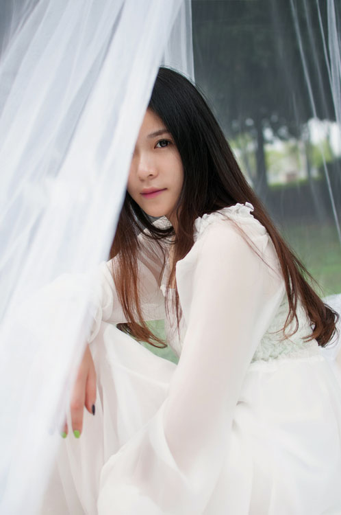 天使女孩户外的清纯写真  第14张