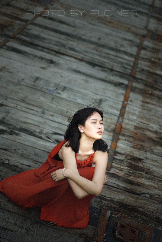 废弃建筑的吊带长裙的短发女子  第8张