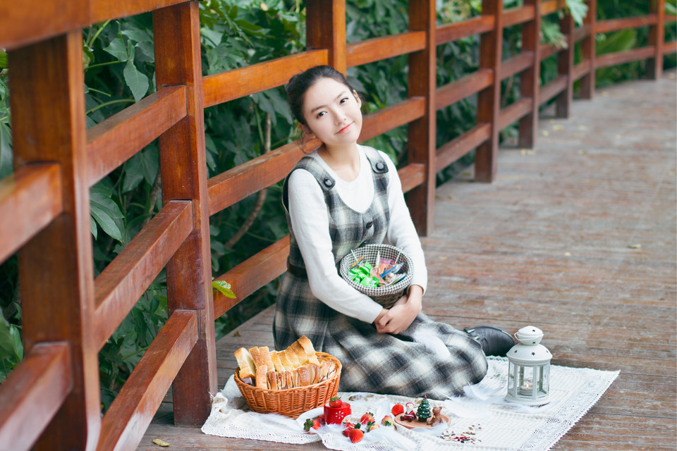 清纯美女户外甜美卖萌写真  第1张