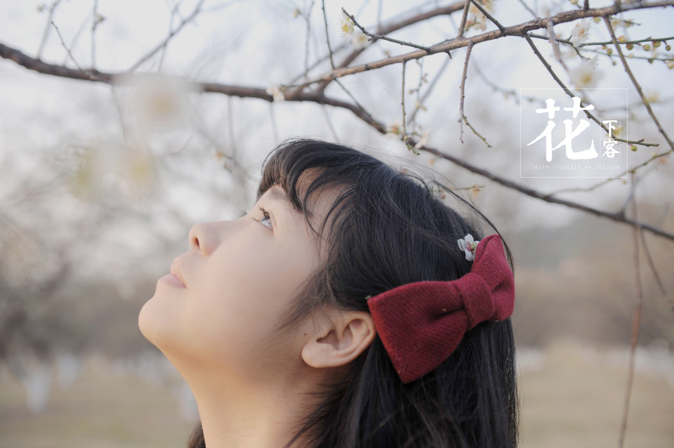 花下清纯卖萌美女  第17张