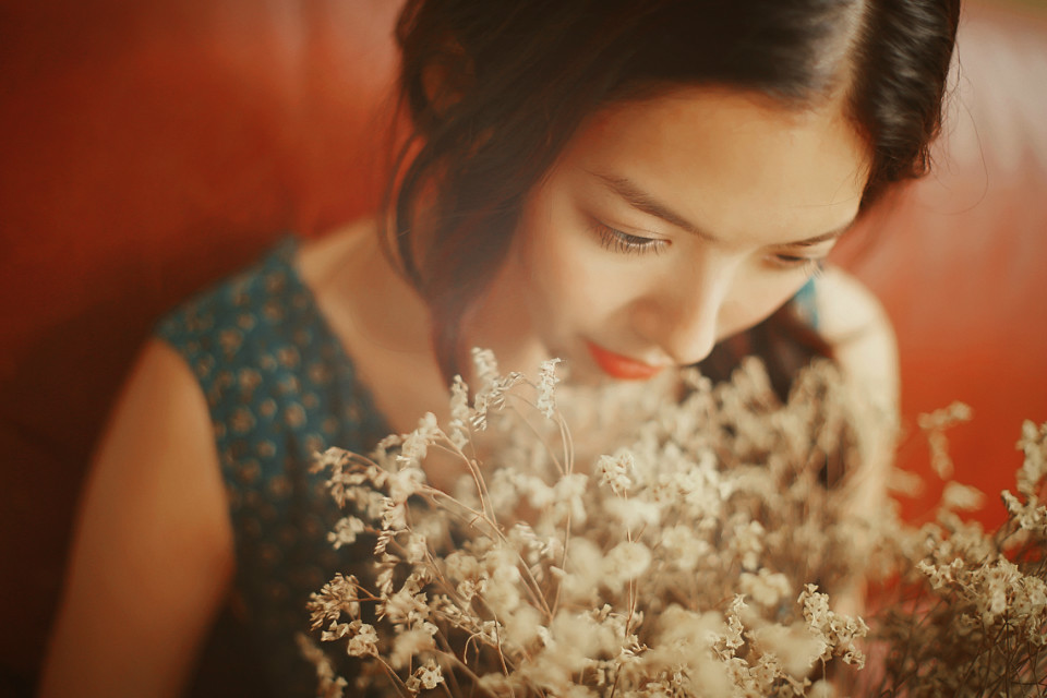 碎花长裙的红唇女孩唯美图  第14张