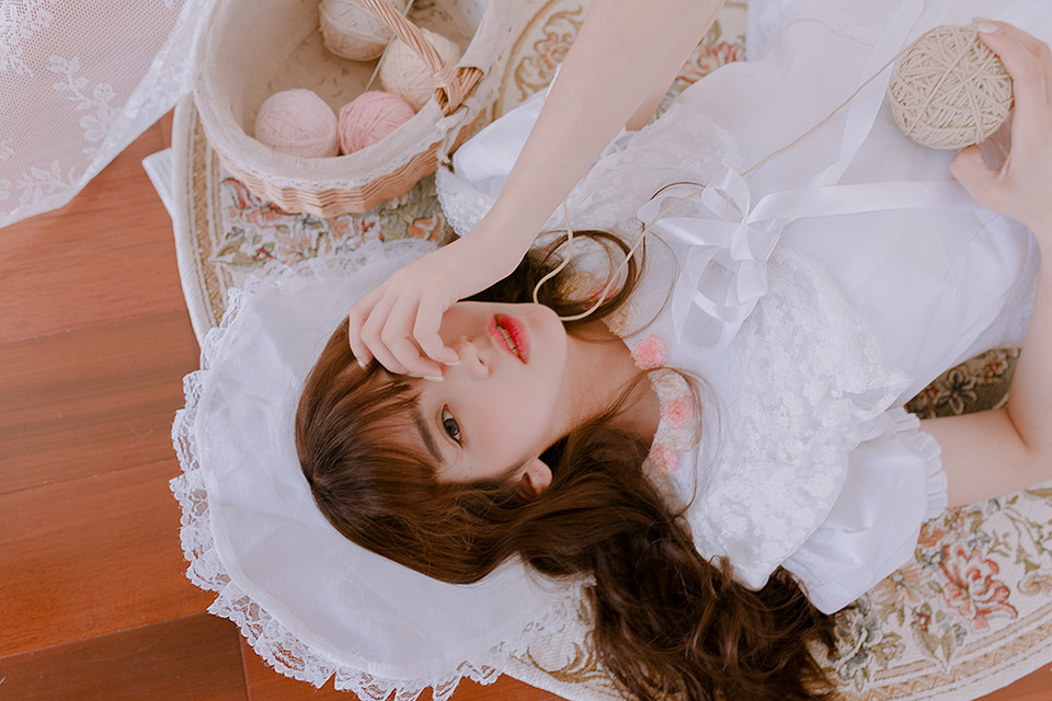 纯白私房的白裙卷发女子  第3张