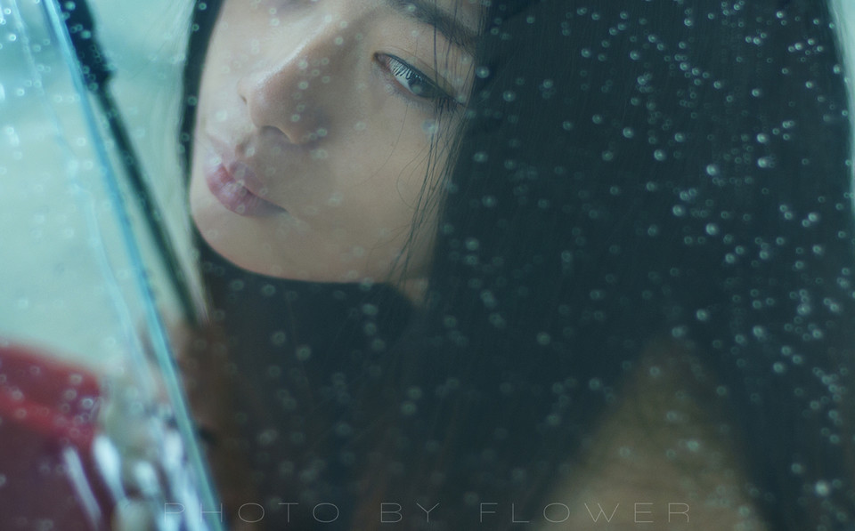 忧伤美女的长裙迷人图  第1张