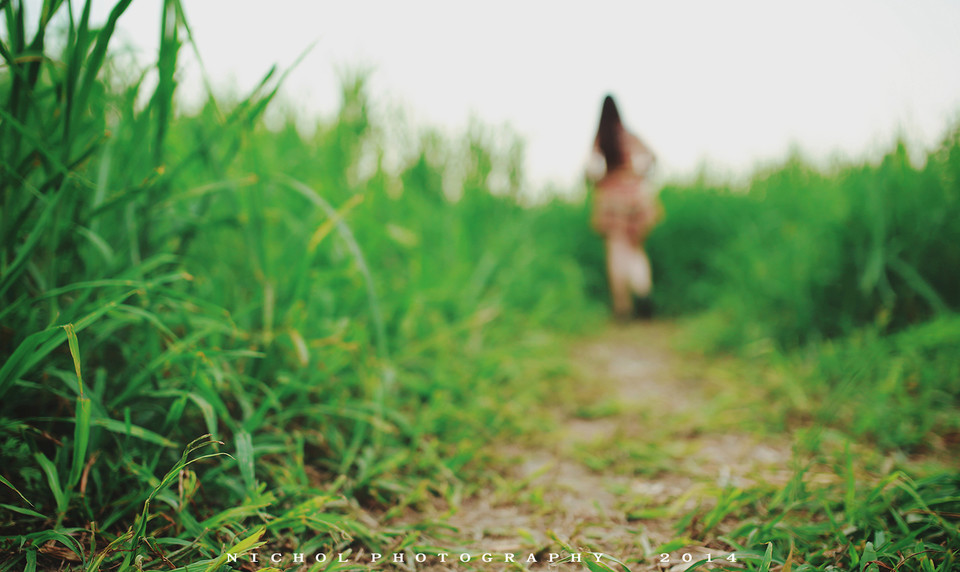 格子裙女子的户外绿野一片  第1张