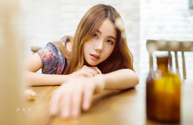 碎花长裙女子清纯图  第3张