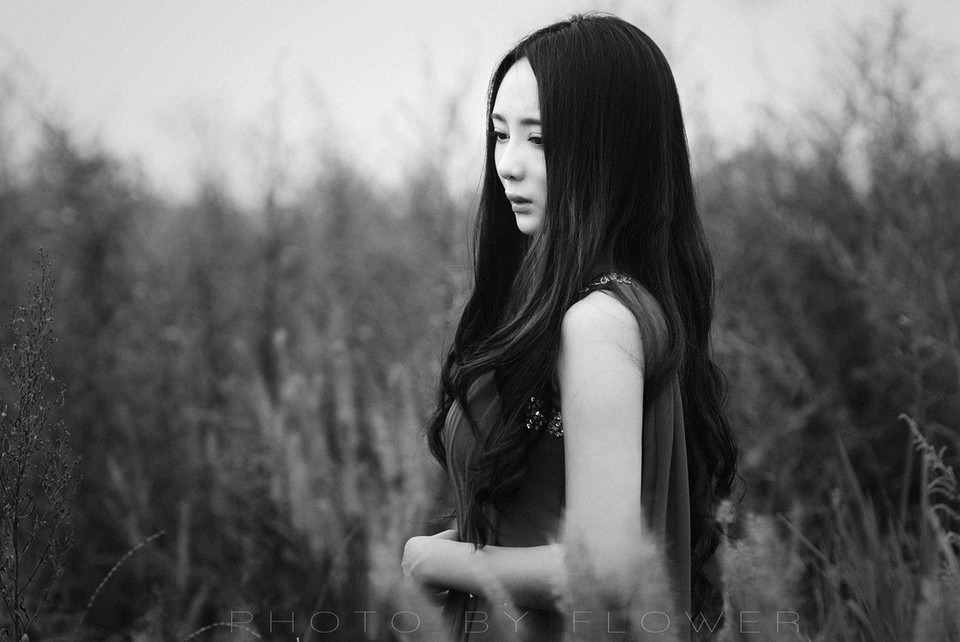 草地上红裙亮眼美女  第6张