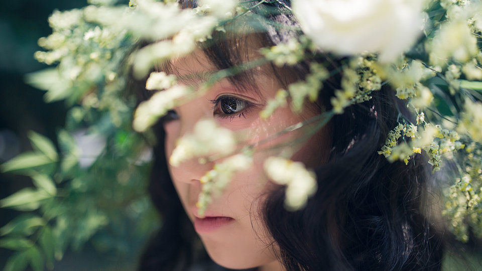 绿野森林的长裙女子  第1张