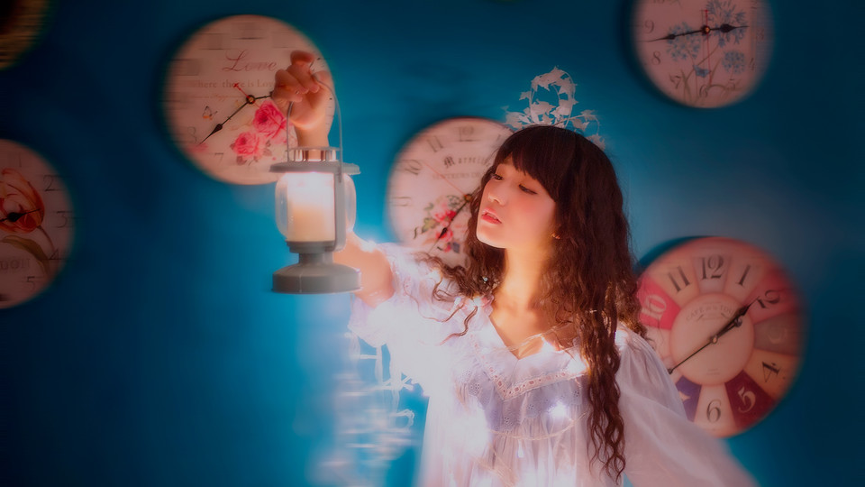 清纯美女卷发私房写真  第4张