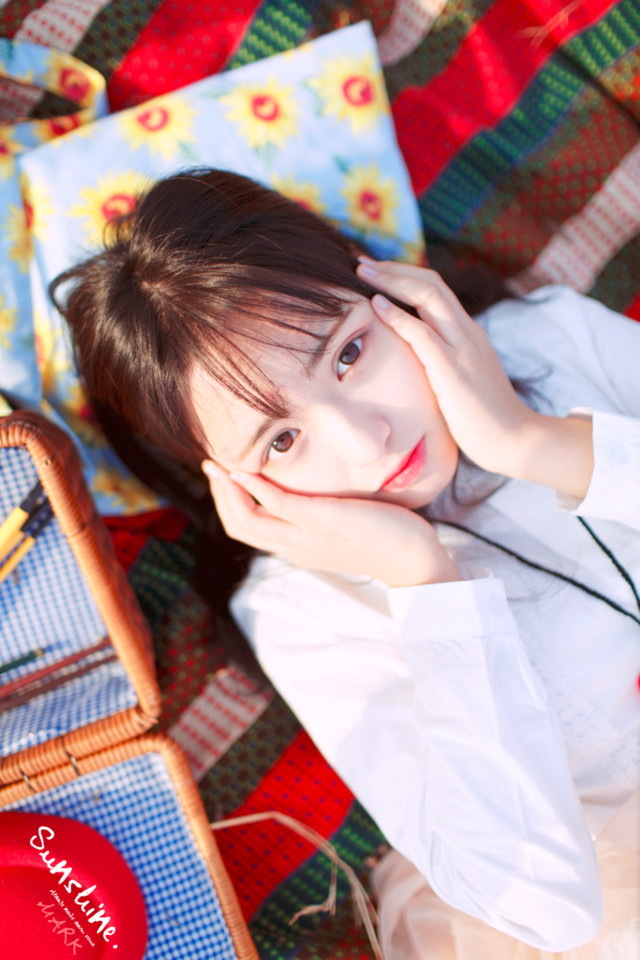 白裙姑娘户外卖萌写真  第13张