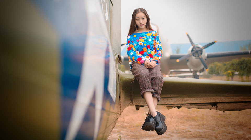 长发女子户外清新甜美风  第3张