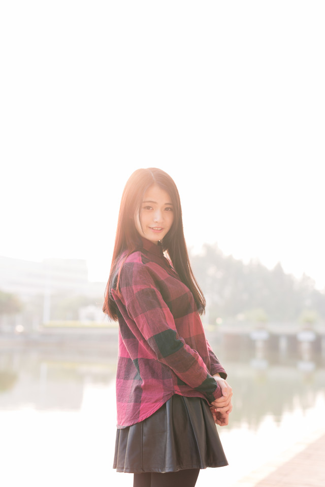 格子衫美女甜美卖萌图  第5张