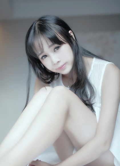 纯白少女的室内唯美图片  第3张