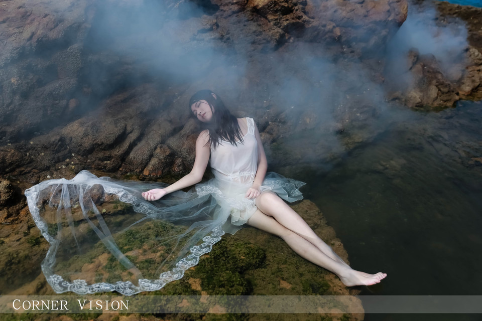 白裙美女搁浅在水中  第2张