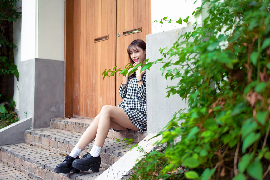 格子长裙女子的秀气写真  第9张