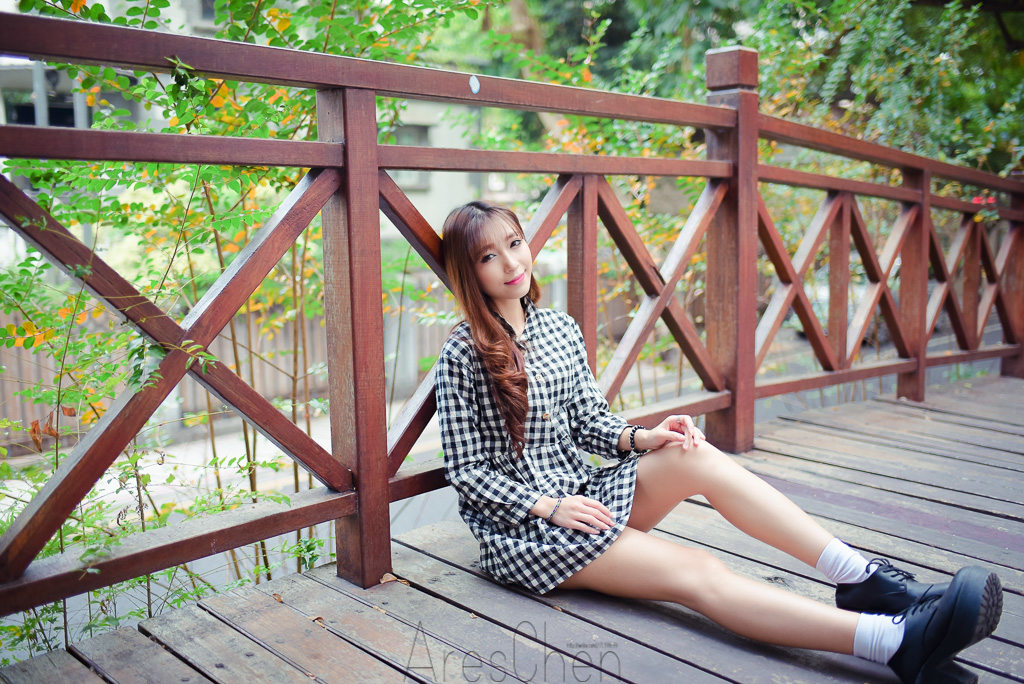格子长裙女子的秀气写真  第21张